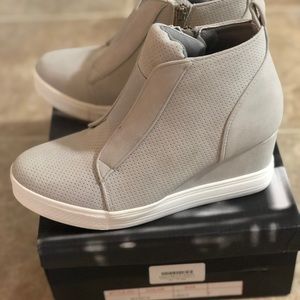 Never worn before- size 7 gray wedge bootie
